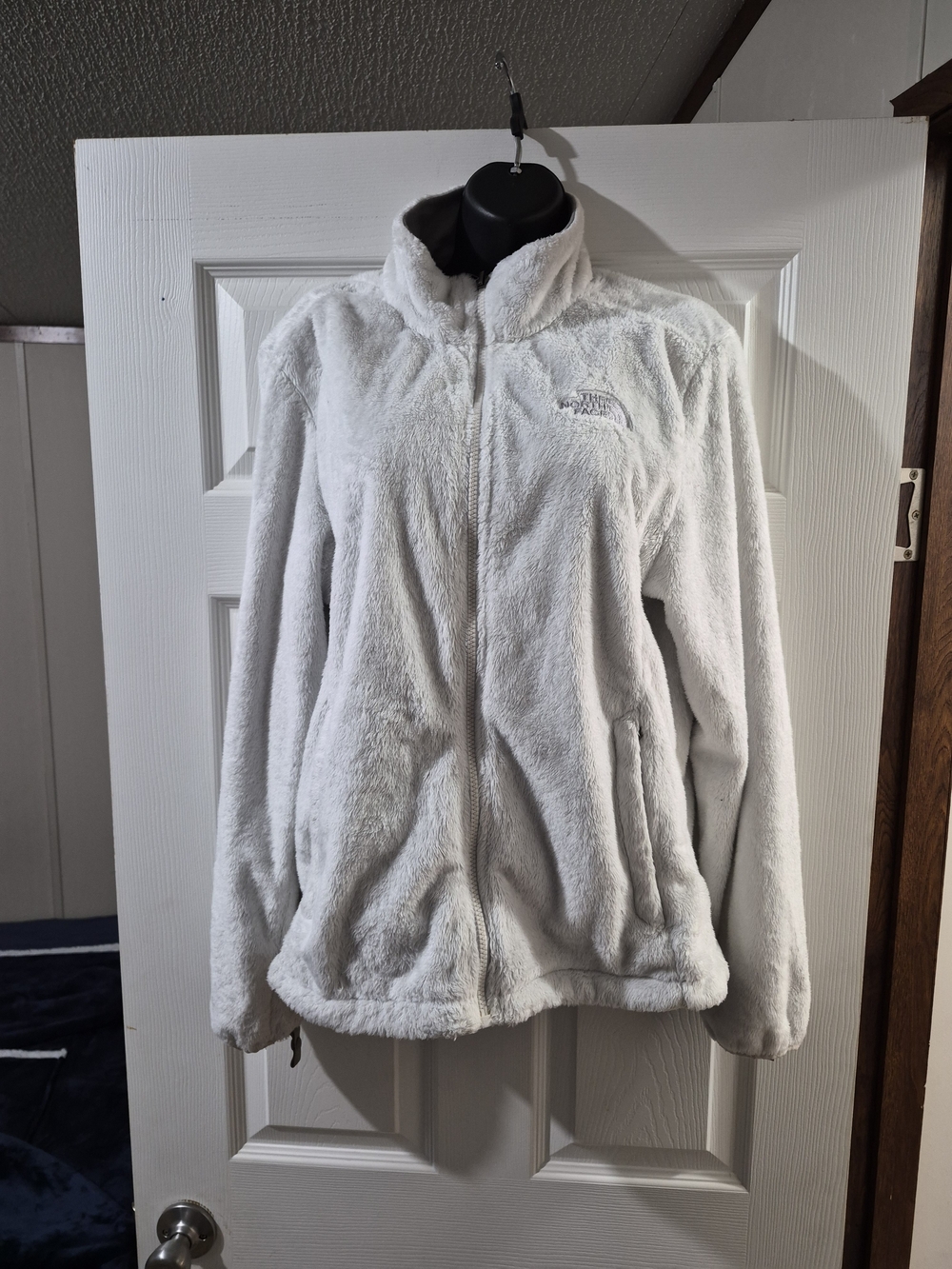 The North Face Women's White Fleece Jacket - Plush Full-Zip